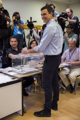Pedro Sánchez vota en el 26J