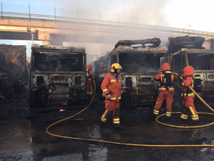 Bomberos trabajan en un incendio en La Reva