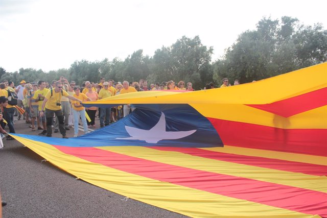 Estelada en el tramo uno de la Vía Catalana, a su paso por el río Sénia.