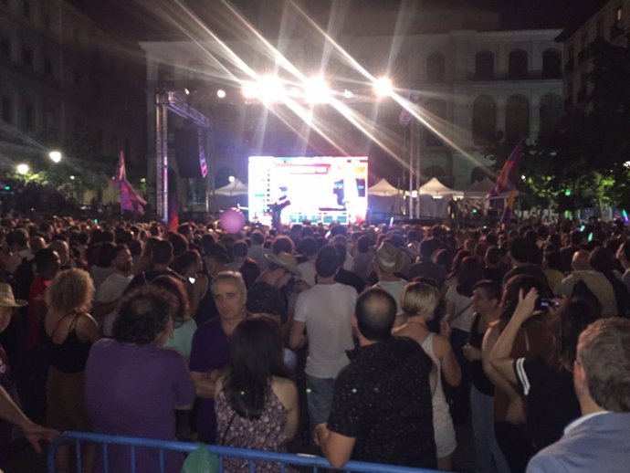 Simpatizantes de Podemos esperan en plaza del Museo Reina Sofía