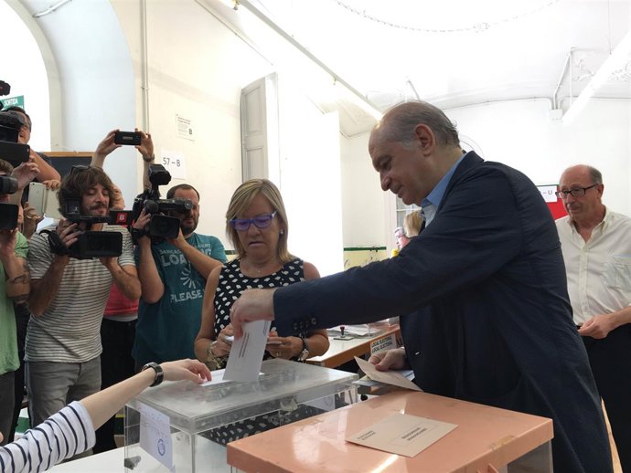 Jorge Fernández Díaz vota el 26J