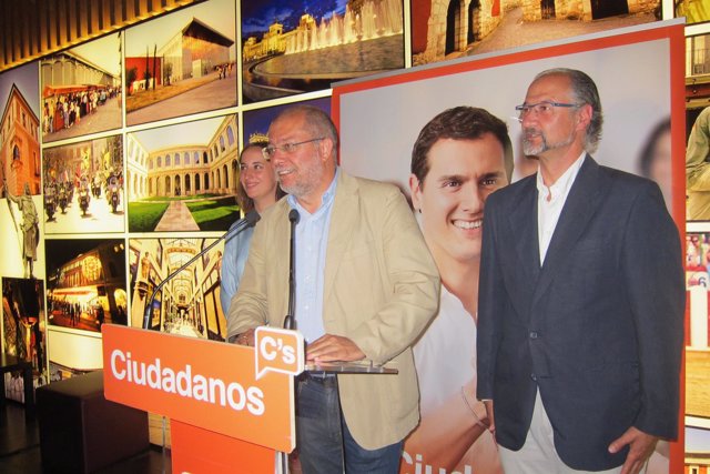 Igea (izda) y Luis Fuentes comparecen para hacer balance de las elecciones.
