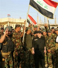 El primer ministro de Irak iza la bandera del país en Faluya tras la expulsión del Estado Islámico