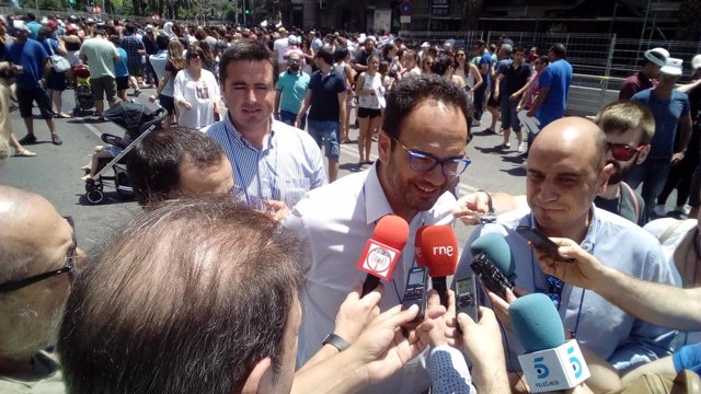 Antonio Hernando atiende a los medios ante el alcalde Gabriel Echávarri