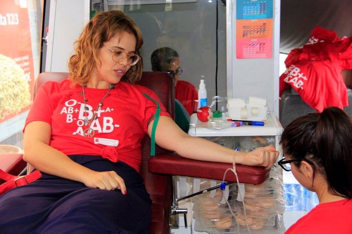Chica donando sangre