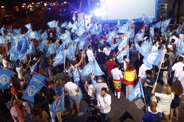 Ambiente de la calle Génova tras ganar el PP las elecciones