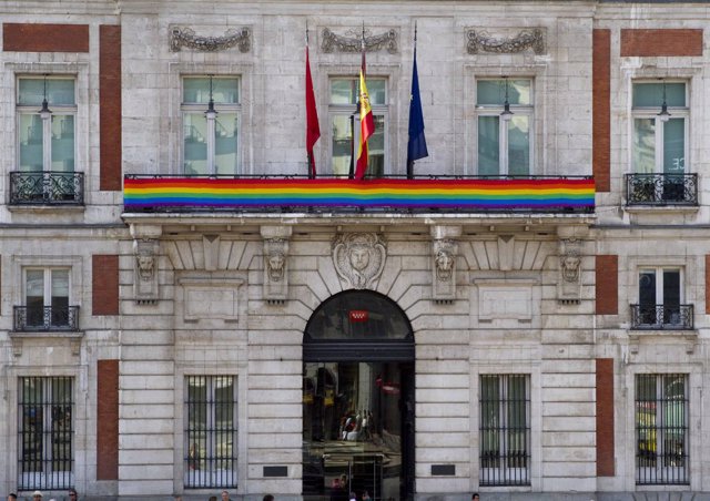 Bandera arcoíris en la sede de la Comunidad de Madrid
