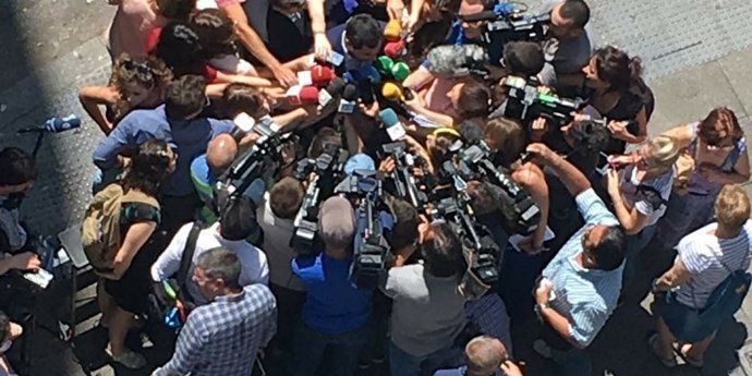 Juanma Moreno atiende a los medios en Madrid