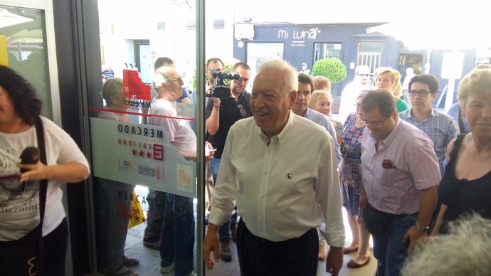 García-Margallo en la visita al Mercado Central de Sant Vicent del Raspeig