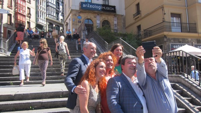 Pedro Azpiazu, junto a cargos institucionales de PNV