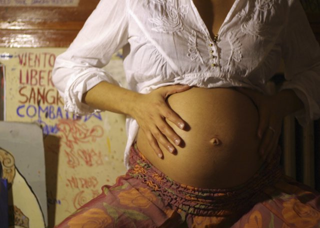 Mujer embarazada de ocho meses 
