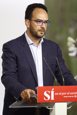 Antonio Hernando en la sede del PSOE
