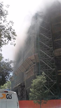 Incendio de un edificio en obras en el centro de Barcelona