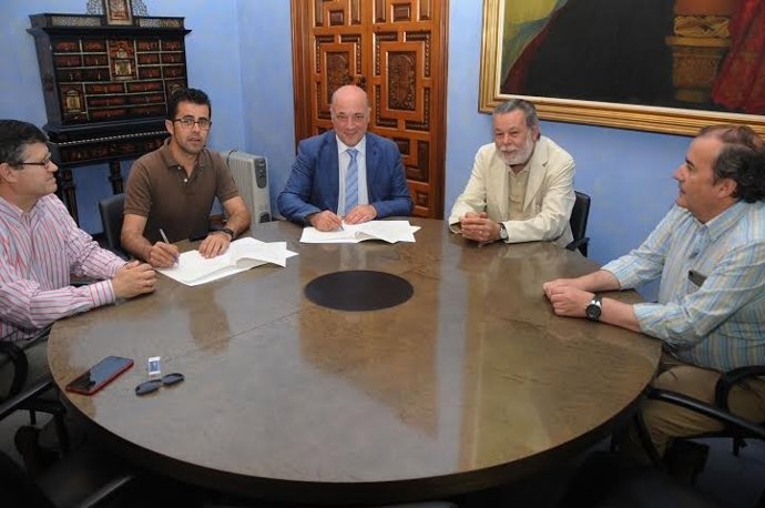 Antonio Ruiz (centro) durante la firma del convenio