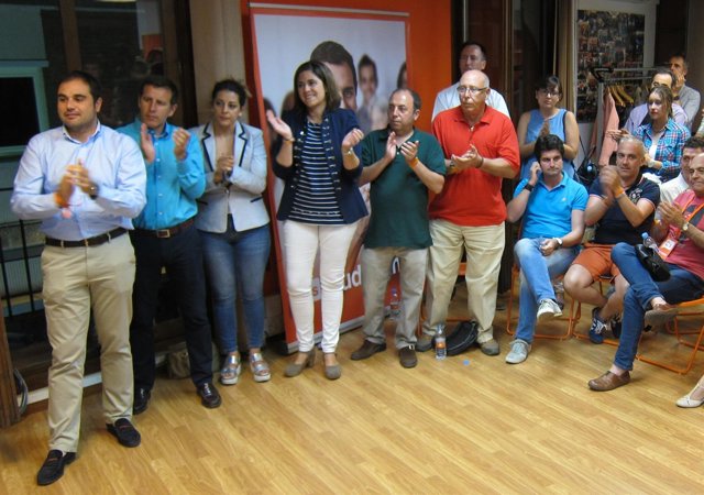 Miembros de C's Aragón siguen los resultados electorales en su sede