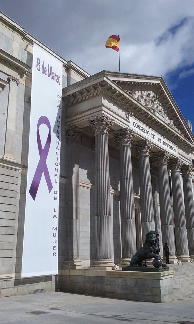 Banderolas por el 8 de marzo en la Puerta de los Leones del Congreso