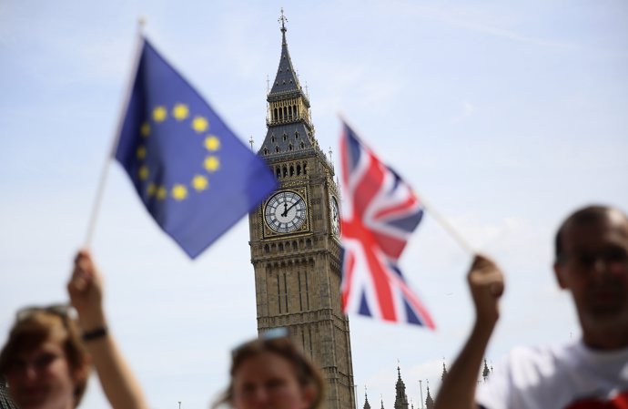 Banderas de Reino Unido y la Unión Europea frente al Big Ben de Londres