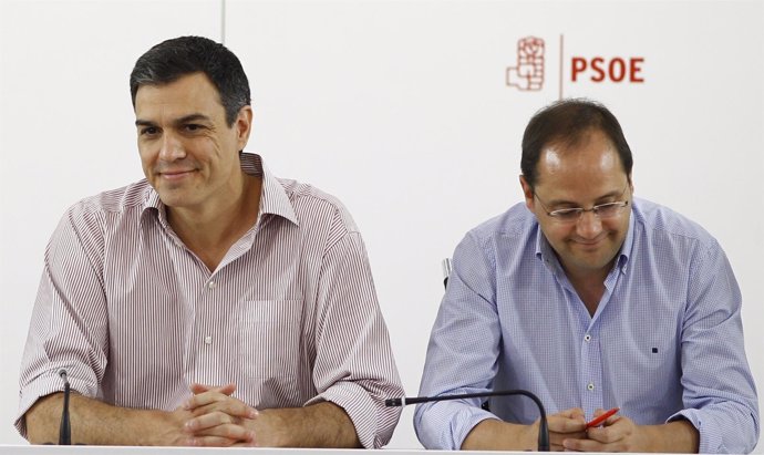 Pedro Sánchez y César Luena en la reunión de la Ejecutiva Federal en Ferraz