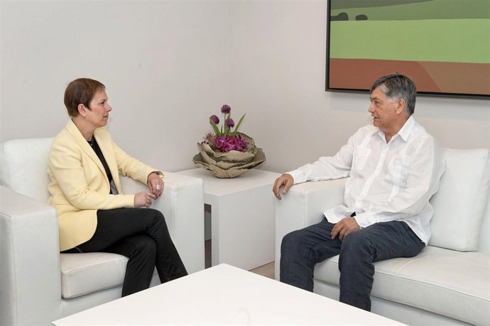  Barkos Con El Embajador De Ecuador, Miguel Calahorrano.