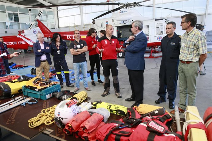 De la Sierra visita el hangar del helicóptero del Gobierno