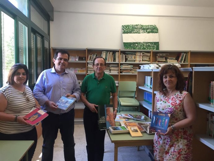 El diputado de Cultura ha entregado el lote de libros al Colegio 'La Atalaya'.