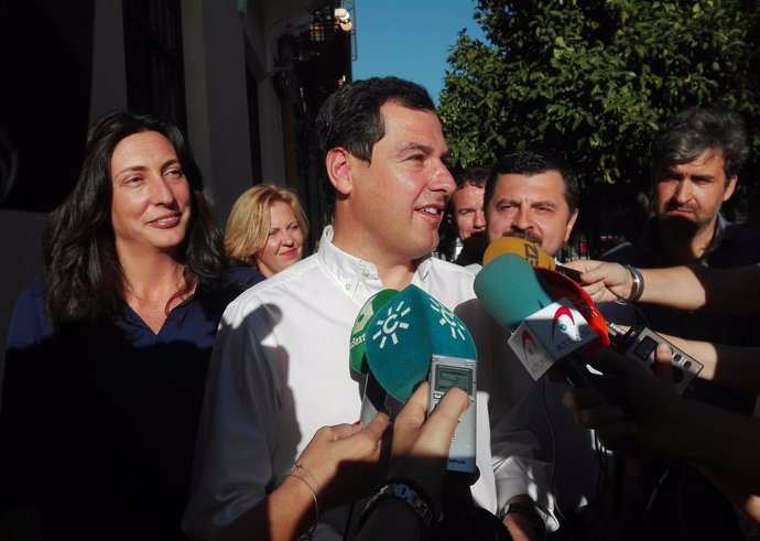 Juanma Moreno, este domingo, a su llegada a la sede del PP-A