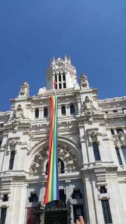 Bandera arocoíris en el Ayuntamiento de Madrid
