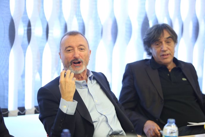 Encuentro con el escritor Arturo Pérez Reverte y el cineasta Agustín Díaz-Yanes