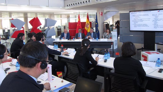 Burgos explica algunos detalles de la Seguridad Social a una delegación china