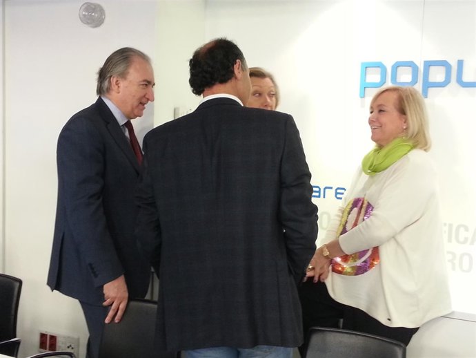 Mercedes Fernández, a la derecha