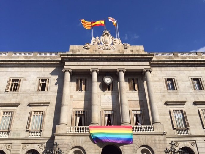El Ayuntamiento de Barcelona luce una bandera LGTB