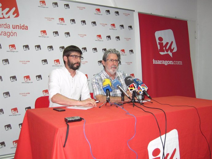 Adolfo Barrena y Álvaro Sanz, esta tarde en rueda de prensa en la sede de IU