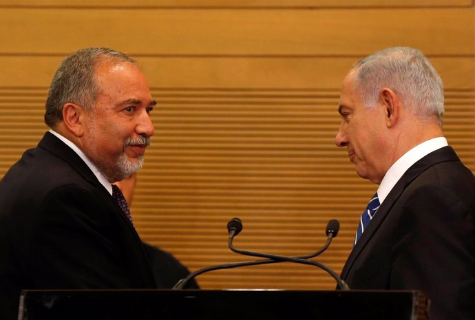 Benjamin Netanyahu, y su ministro de Defensa, Avigdor Liberman
