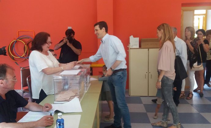 Pablo Casado vota en un colegio electoral de Las Navas del Marqués