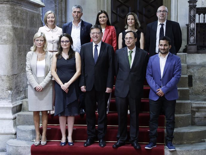 Puig, en el centro, con los consellers del Gobierno valenciano.