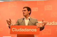 Francesc de Carreras critica el "veto" de Rivera a Rajoy y el "infantilismo" de PSOE y C's