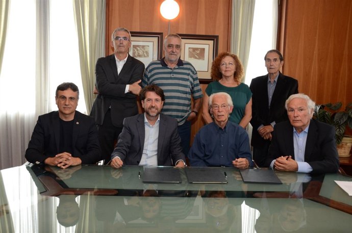 Foto de familia tras la firma del convenio