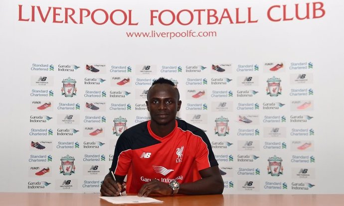 Sadio Mane firma con el Liverpool
