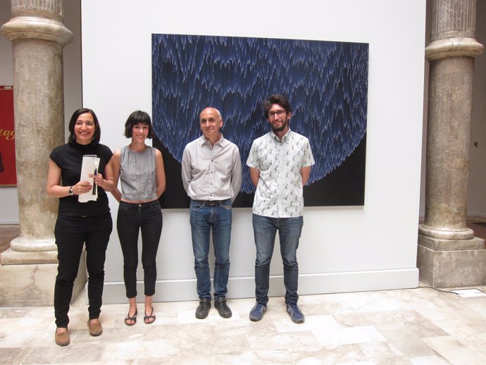 Palacín, Rupérez, Coromina y Frago, posando ante la obra ganadora del premio
