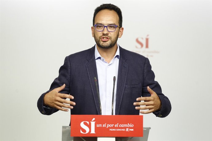 Antonio Hernando en la sede del PSOE