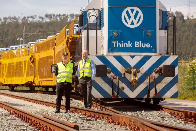 Volkswagen Navarra distribuye más coches en tren que en camión por primera vez.