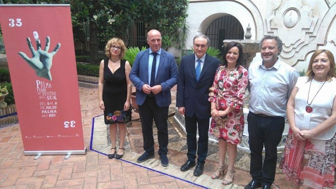 Ruiz (izda.) y Crespín (centro) durante la presentación de la feria de teatro