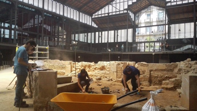 Arqueólogos y estudiantes trabajando en la excavación de la casa Corrales