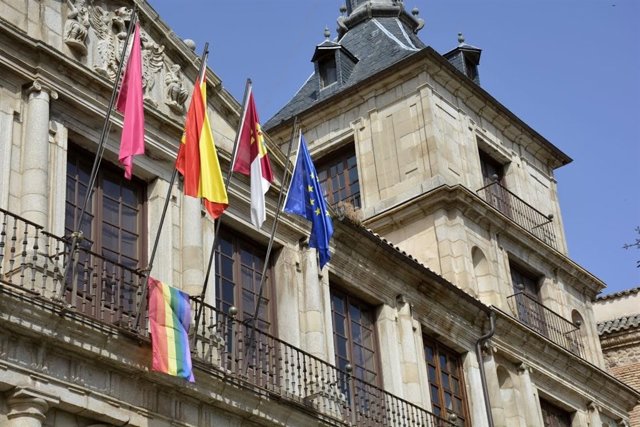 Bandera LGTBI en Ayuntamiento de Toledo