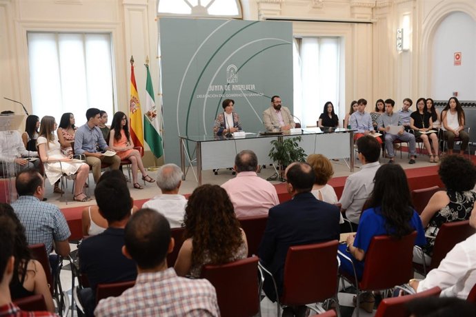 Homenaje a los estudiantes con mejores resultados en Selectividad de Granada