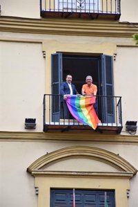 La bandera arcoíris ondea en la Delegación del Gobierno andaluz en Málaga