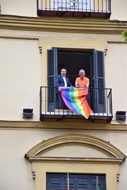 Bandera orgullo LGTB en Subdelegación 