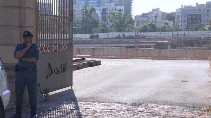 La Guardia Civil detiene a 14 empleados de Adif