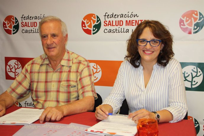 Jesús Corrales y Mar González, en la firma del convenio. 