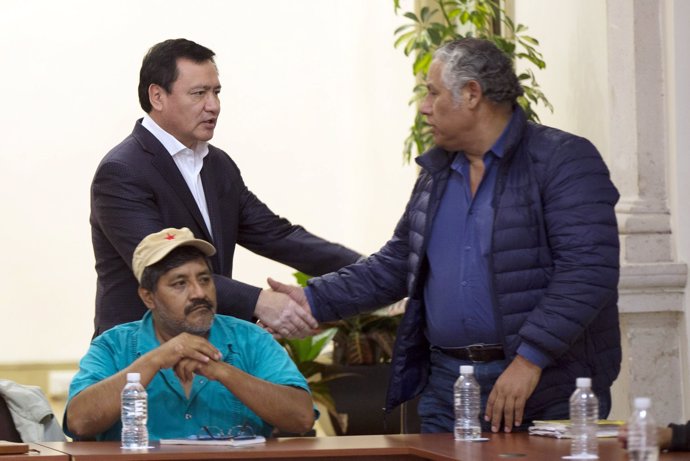 Osorio Chong se reune con maestros